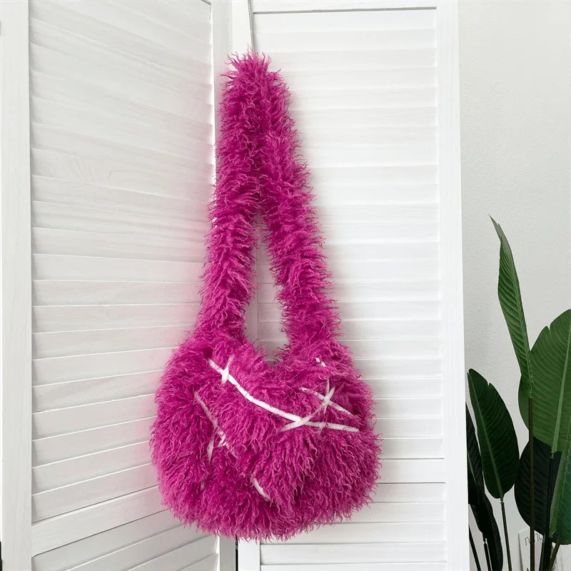 

Y2K Large Capacity Faux Fur Crosssbody Bag Design Spicy Girl Punk Shoulder Bag Soft Fluffy Long Shoulder Straps Plush Bag Winter