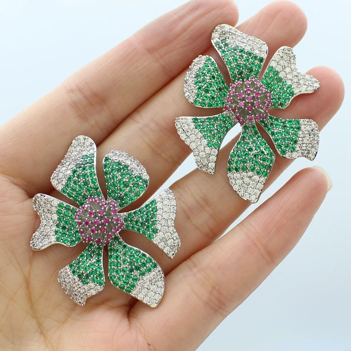 Женские серьги-гвоздики в виде цветка