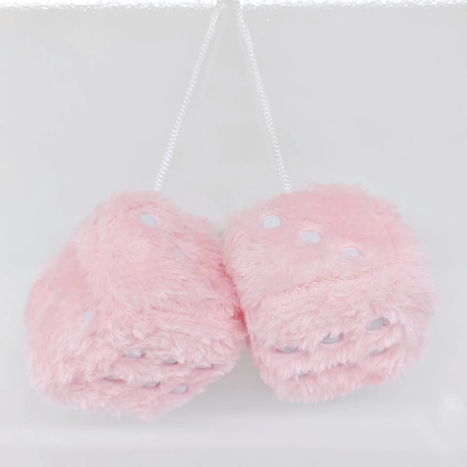 

1 шт., автомобильные нечеткие плюшевые кости в горошек, квадратное плюшевое подвесное зеркало в стиле ретро, нечеткие кубики, детские игрушки для украшения интерьера автомобиля