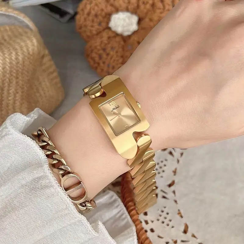 Женские часы с прямоугольным циферблатом серебристые/золотистые модные