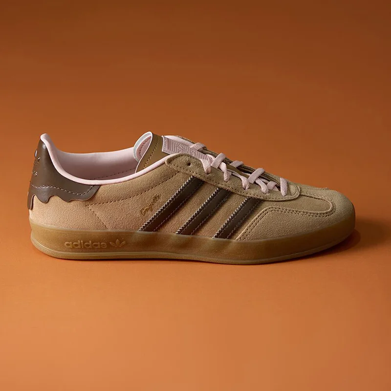 Фото Кроссовки Adidas Originals JR8028 бежево-коричневые замшевые с тремя полосками, низкие, с резиновой подошвой, винтажные, повседневные, для прогулок №1