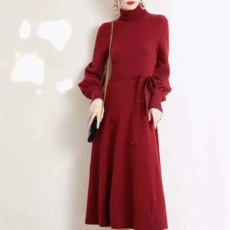 

Женское трикотажное платье-свитер средней длины с длинным рукавом