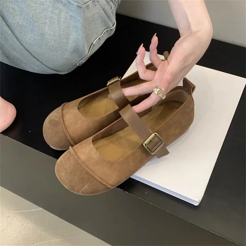 Женские туфли на плоской подошве с круглым носком