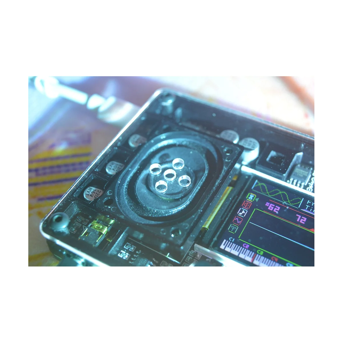 Музыкальный электронный инструмент Theremin в стиле ретро игрушки с несколькими