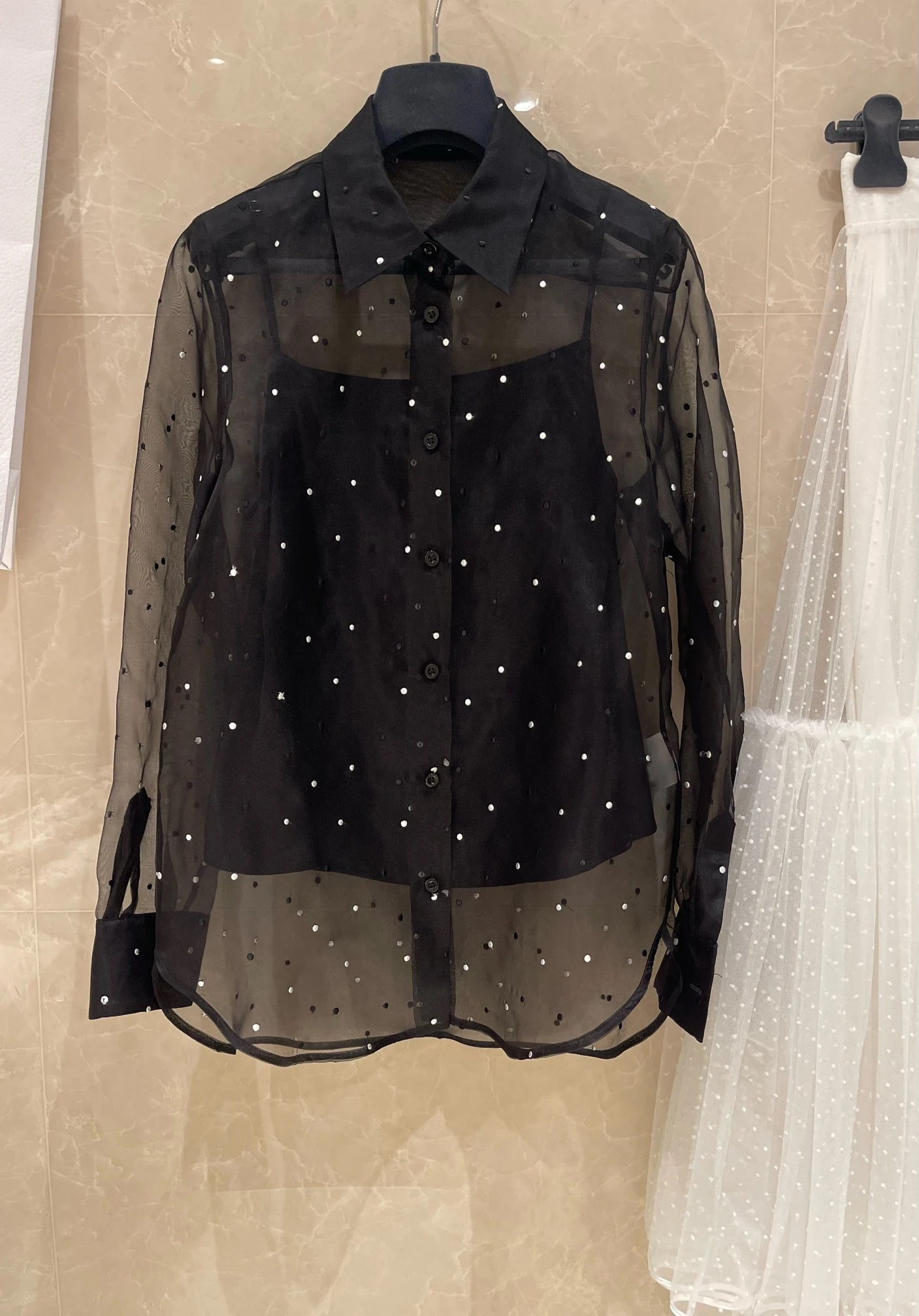 

Embroidered wave dot shirt delicate embroidery wave dot inner with silk small suspender vest, not afraid to penetrate