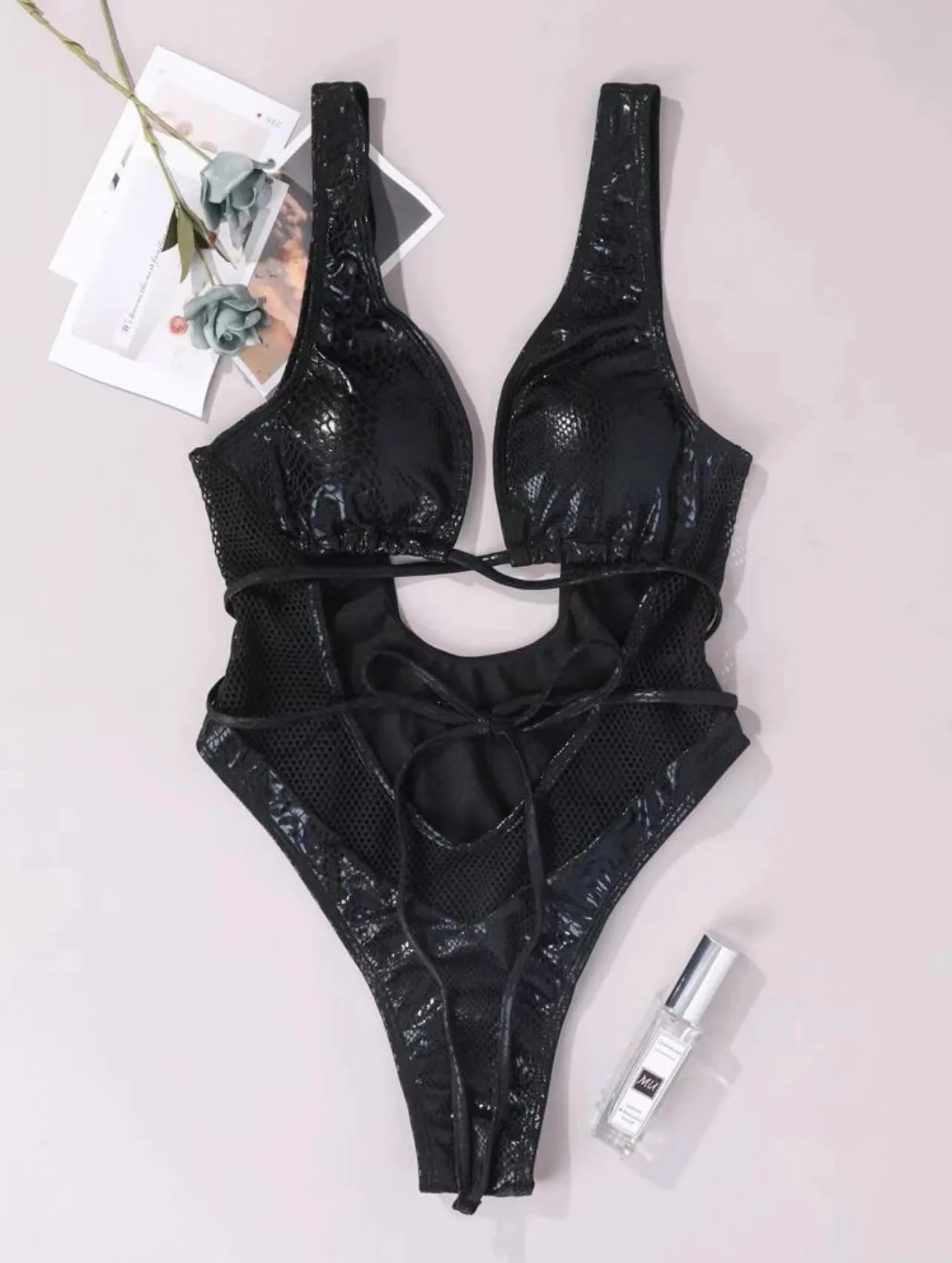 Женские пляжные слитные купальники со змеиным принтом черные открытые с