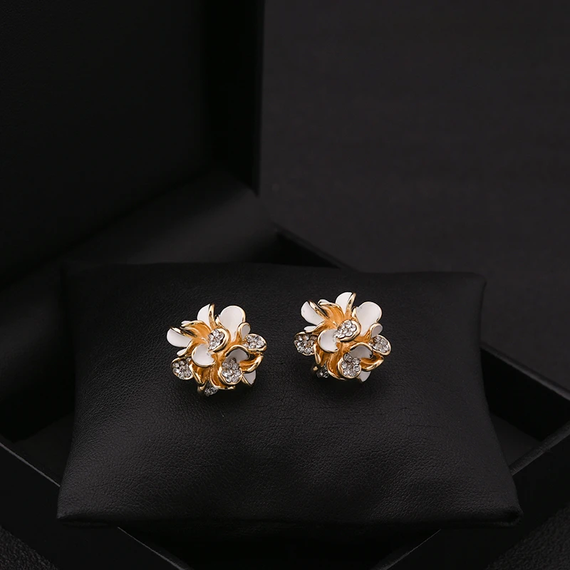 Exquisite Brooch Women's Shirt Collar Pin Fashion Flowers Versatile Anti-Exposure Cardigan Neckline Fixing Buckle Skirt Jewelry