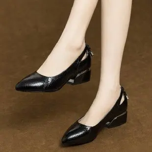 

Туфли-лодочки женские из натуральной кожи со змеиным принтом и острым носком