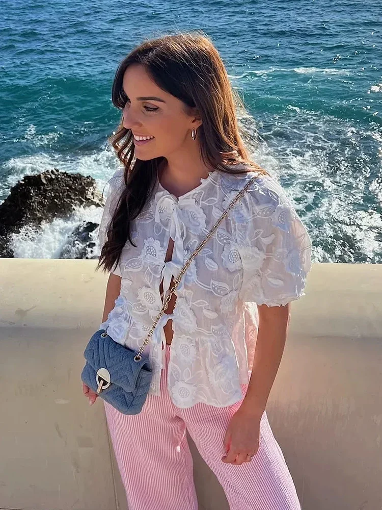 Женская блузка с цветочной вышивкой круглым вырезом и пышными рукавами