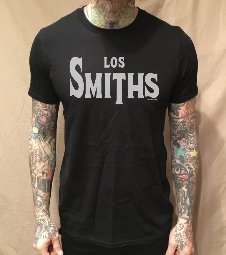 Текст Los Smiths на черной футболке