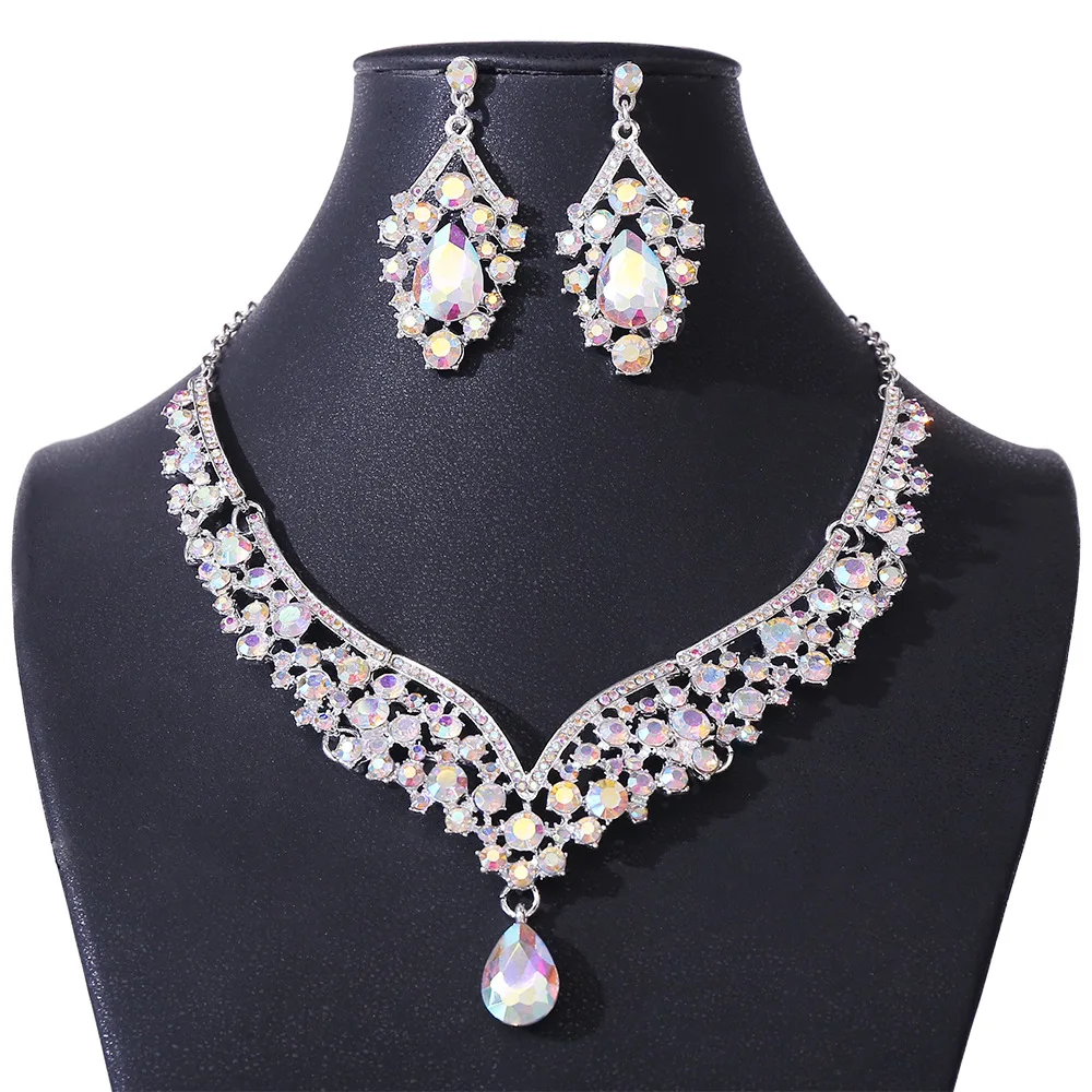 

Комплект из колье и серёг, с кристаллами