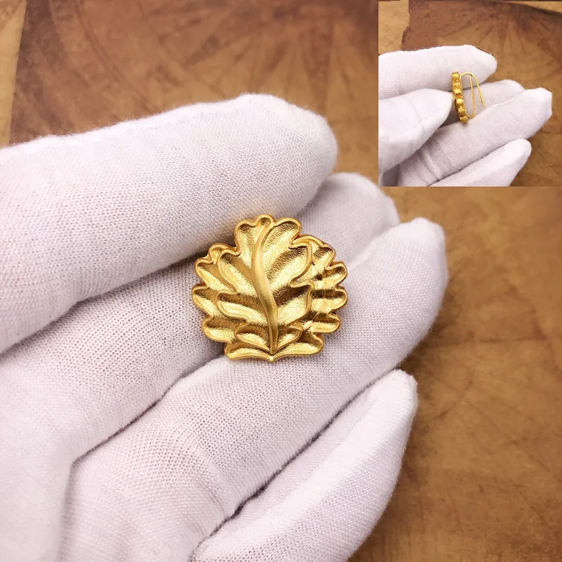 

Серебряная металлическая брошь эмблема рыцаря