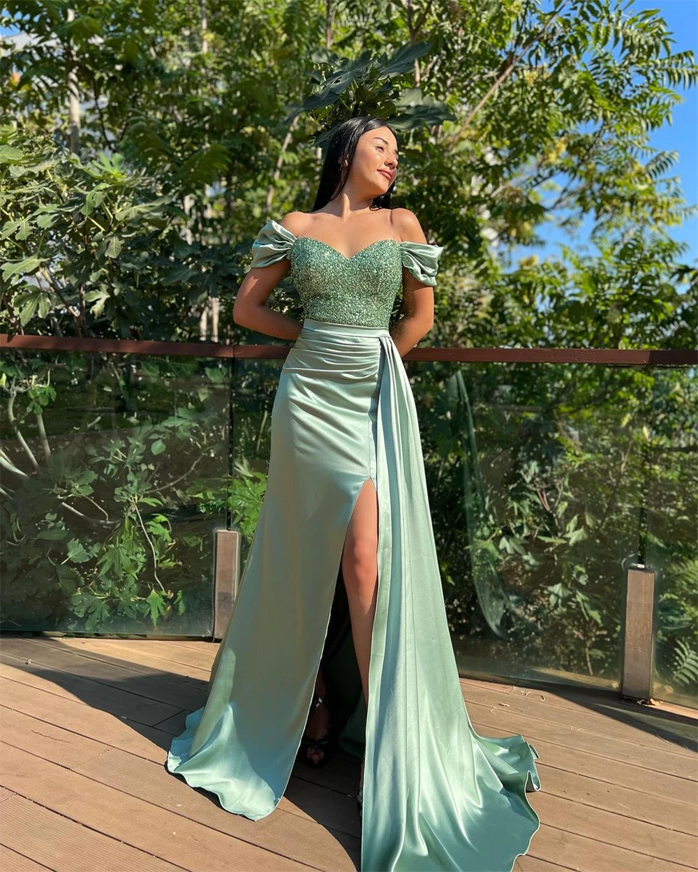 Изысканное платье-футляр Jiayiigong с открытыми плечами и блестками по