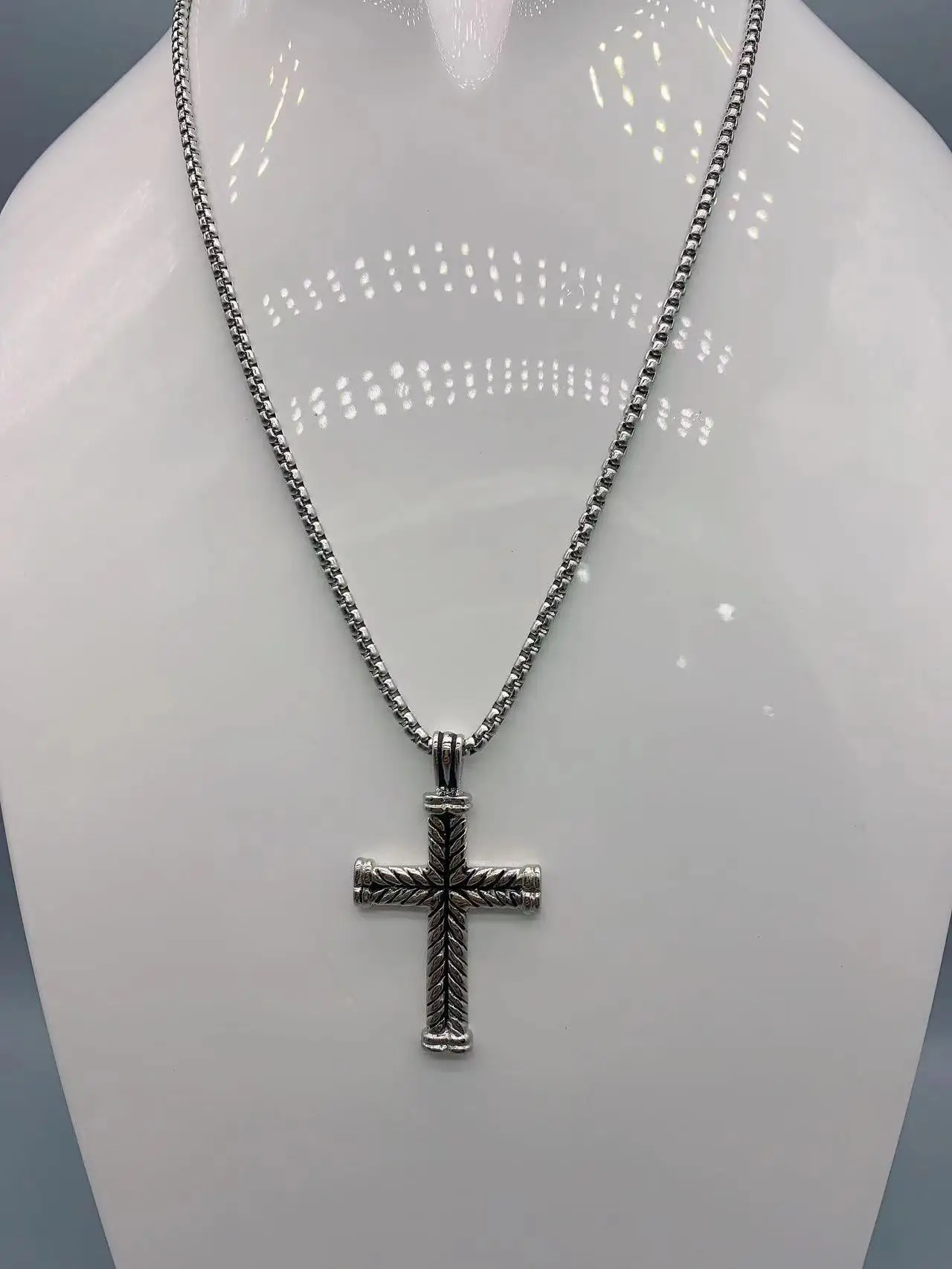 

Le Han Jewelry Silver Cable Cross Pendant Neckalce 18 Inch Box Chain