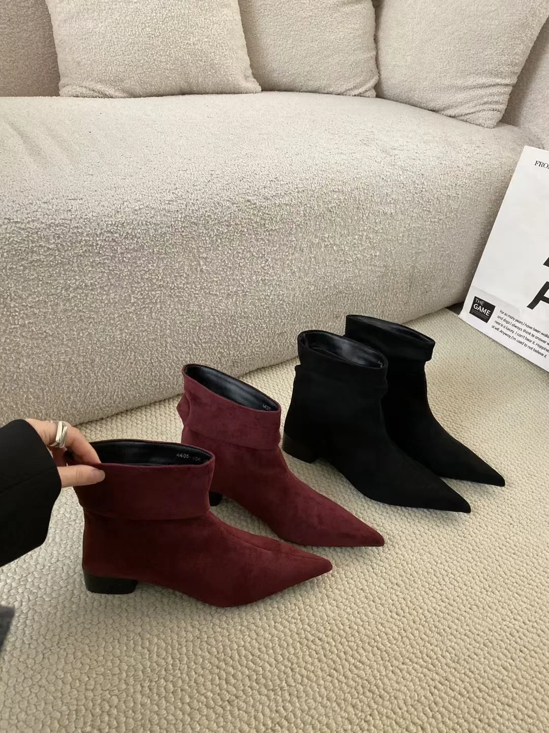 Женские ботильоны из флока с острым носком короткие ботинки на плоской подошве и