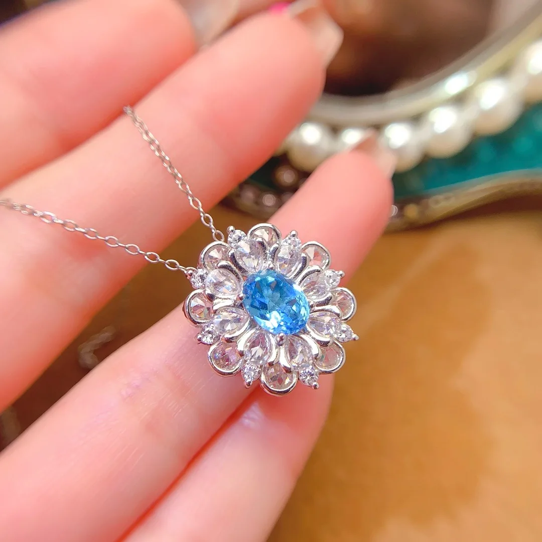 Женский кулон из серебра 925 пробы с натуральным голубым топазом 6 х8 мм