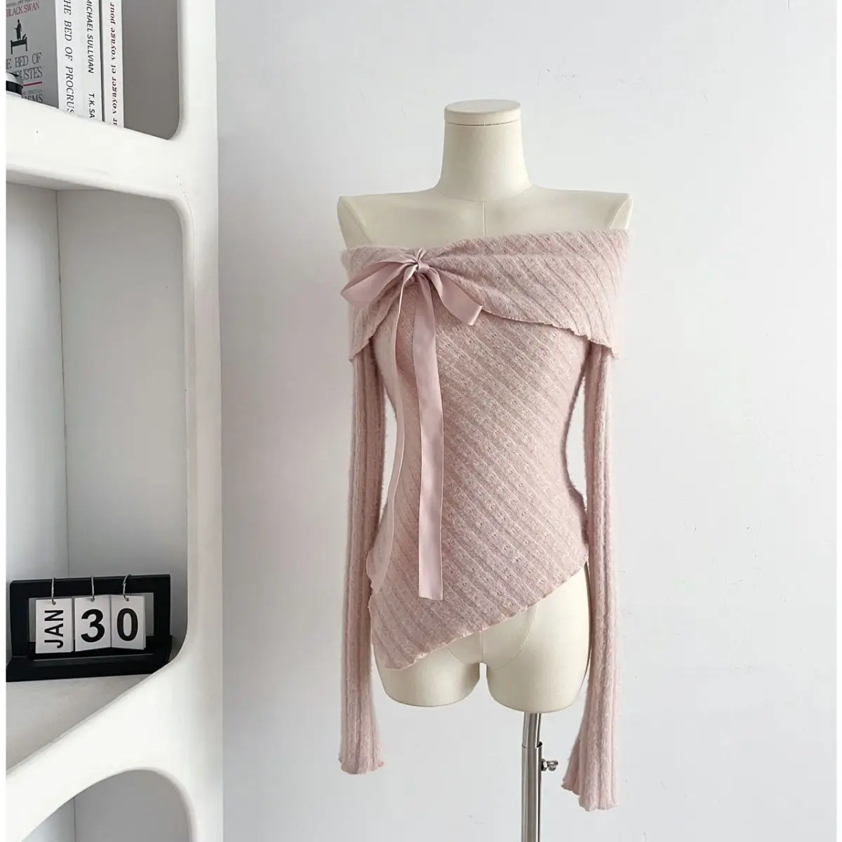 Вязаный однотонный свитер с воротником-стойкой и длинными рукавами