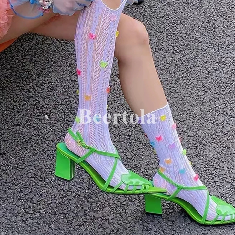 

Женские босоножки с перфорацией, острым носком и ремешком на пятке