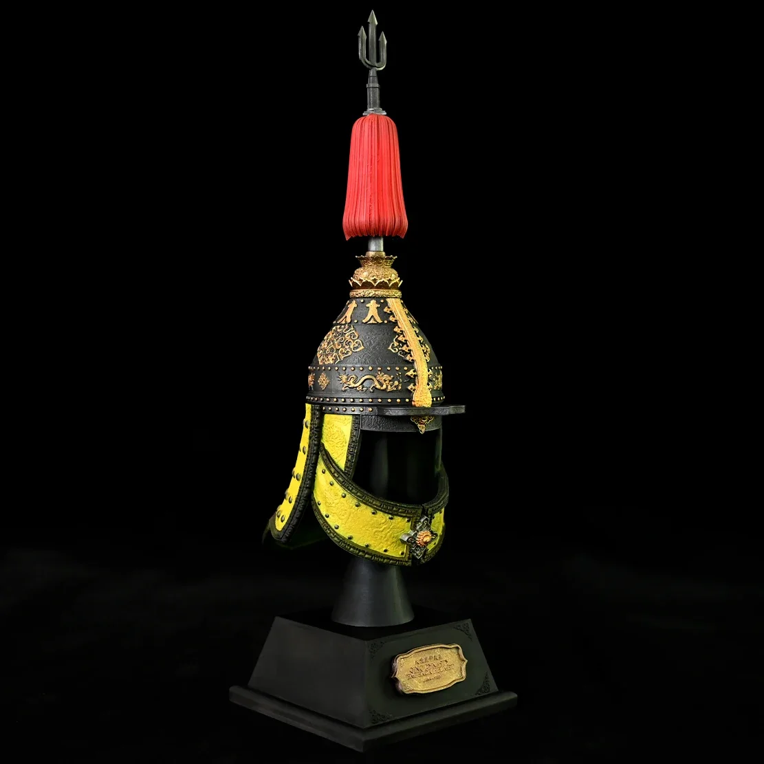 

Миниатюра шлема династии Цин из канифоли