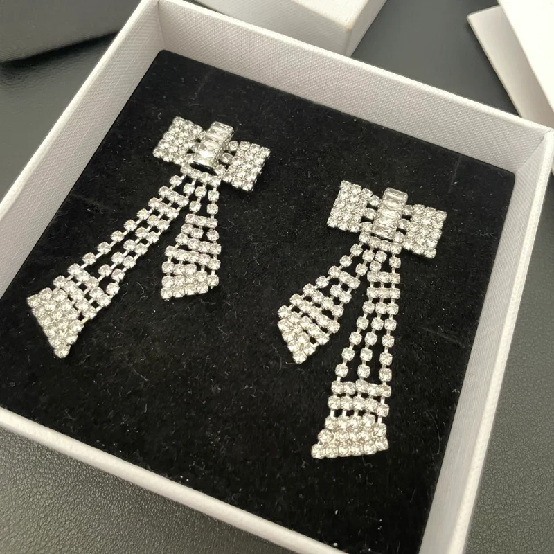 

Женские блестящие серьги-гвоздики с бантом и кристаллами