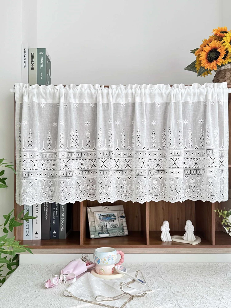 

Белые короткие шторы Tiyana