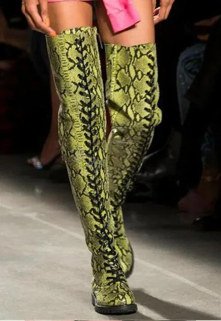 Сапоги женские выше колена кожа питона змеиная камуфляжные на плоской подошве
