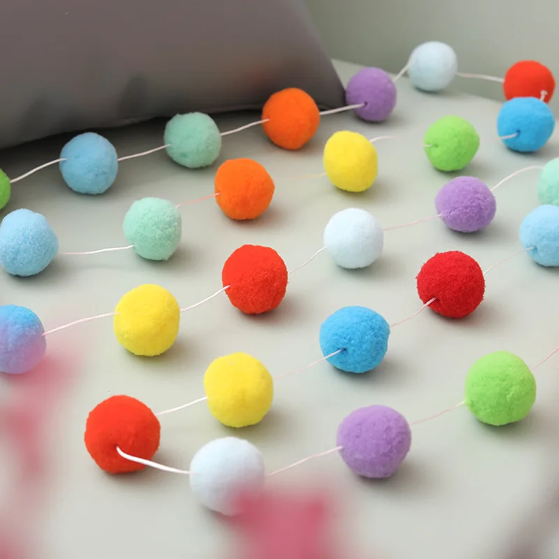 

Разноцветная гирлянда с помпонами для детской