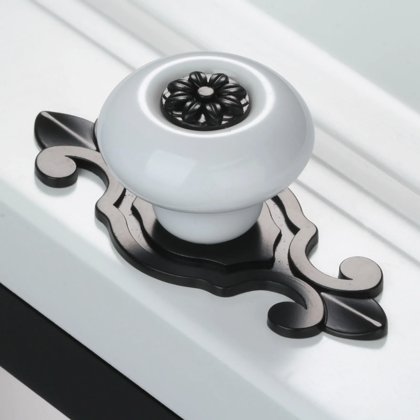 

Керамическая ручка для шкафа черная бронза