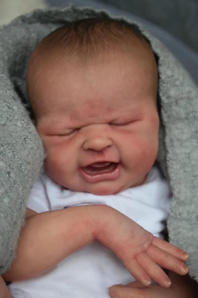 малыш плачет. первый плач. первый плач. плач малыш. плачущий младенец.