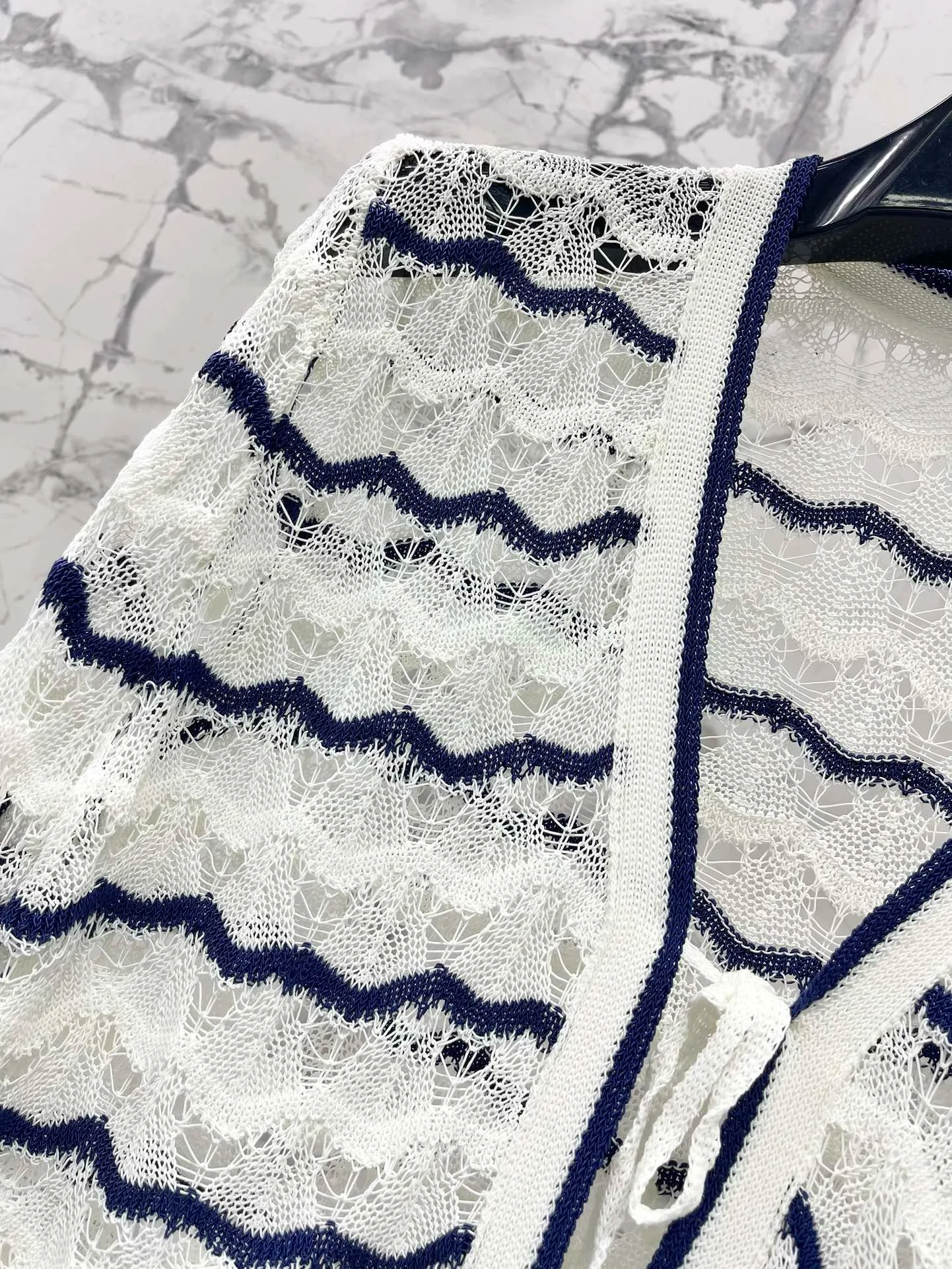 Женская одежда 2024 вязаный кардиган с текстурой перфорированной поверхности в