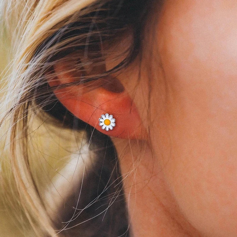 

New Aesthetic Daisy Stud Earrings for Women Fresh Small Flower Earrings Fashion Versatile Girls Jewelry Fancy Gift Drop Ship