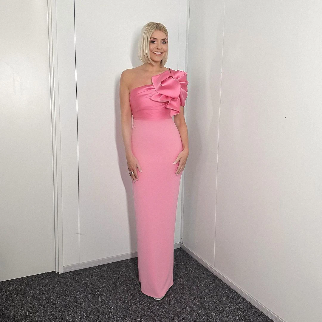 Женское атласное облегающее платье на одно плечо с цветочным принтом