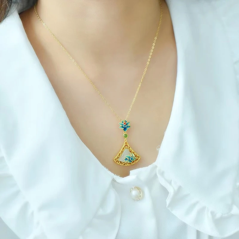 Кулон женский из натурального нефрита треугольной формы с эмалью