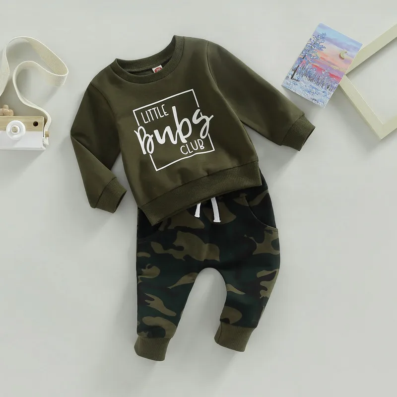 

2 шт., осенняя одежда с длинным рукавом, пуловер с надписью и камуфляжные брюки