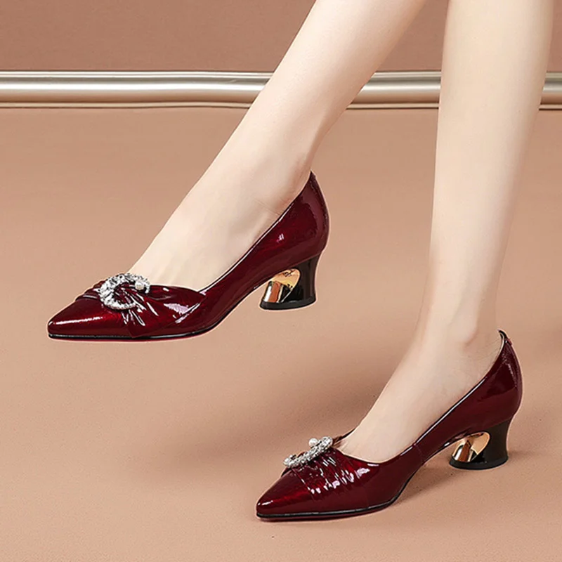 

Женские туфли-лодочки с жемчугом, туфли-лодочки из лакированной кожи, классические туфли на среднем каблуке, женская обувь с острым носком и кристаллами в форме Луны, Размеры 35-42