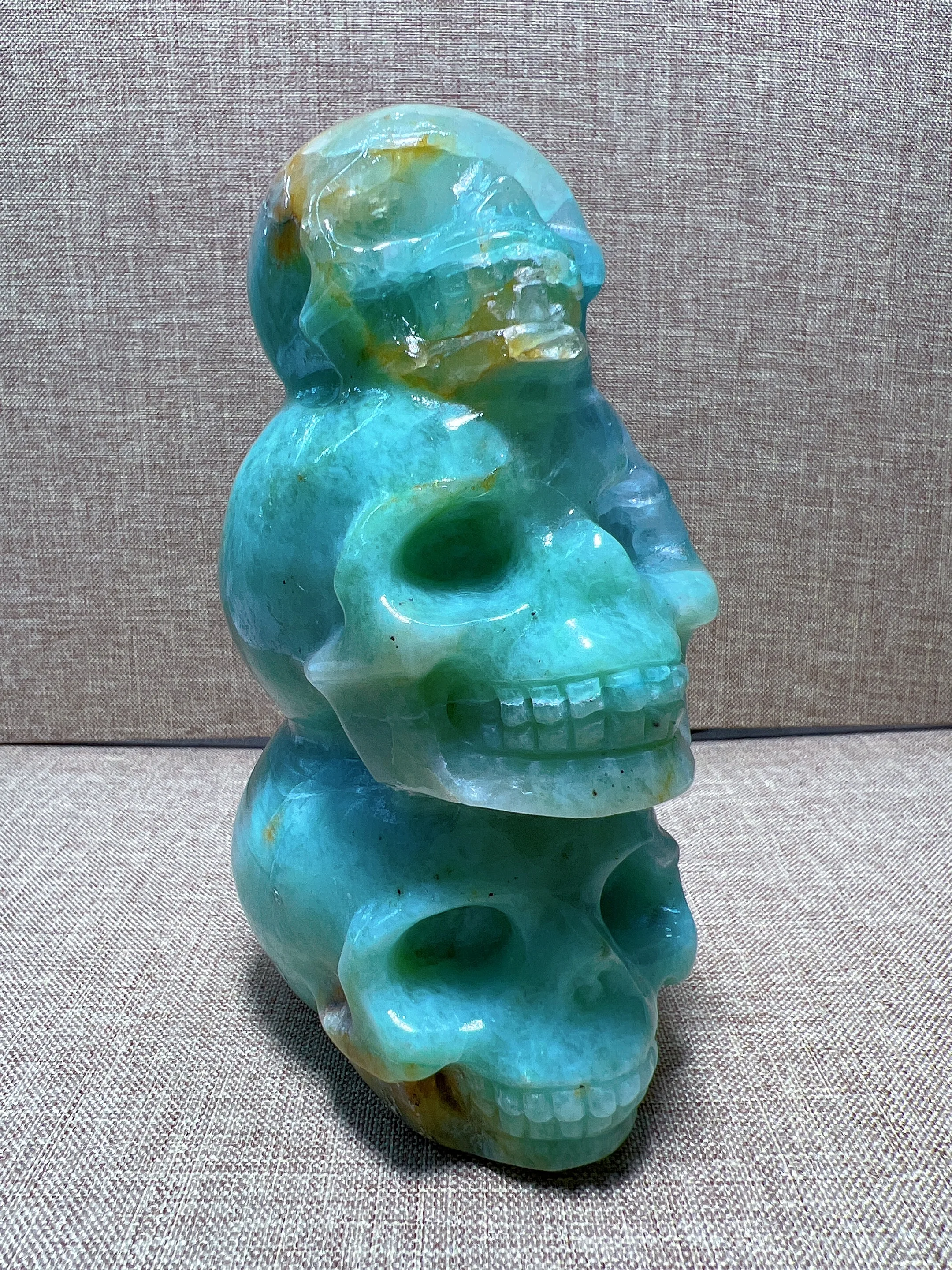 

Natural Caribbean Calcite Skull Carving Free Form Reiki Healing Stone Home Decoration Exquisite Gift