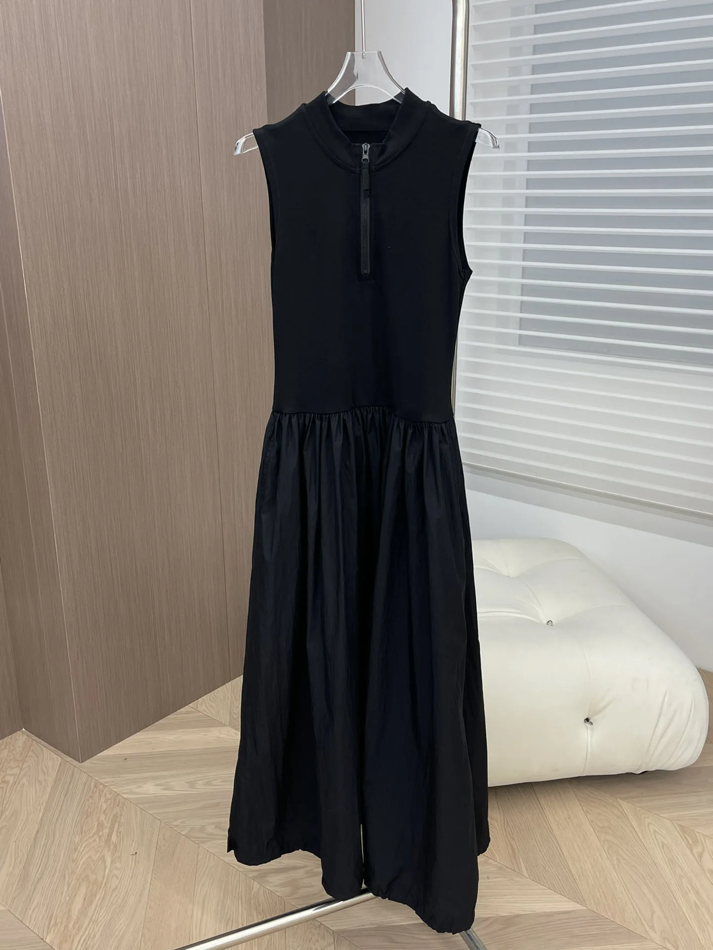 

Женское платье-чехол на молнии, с воротником-стойкой и высокой талией