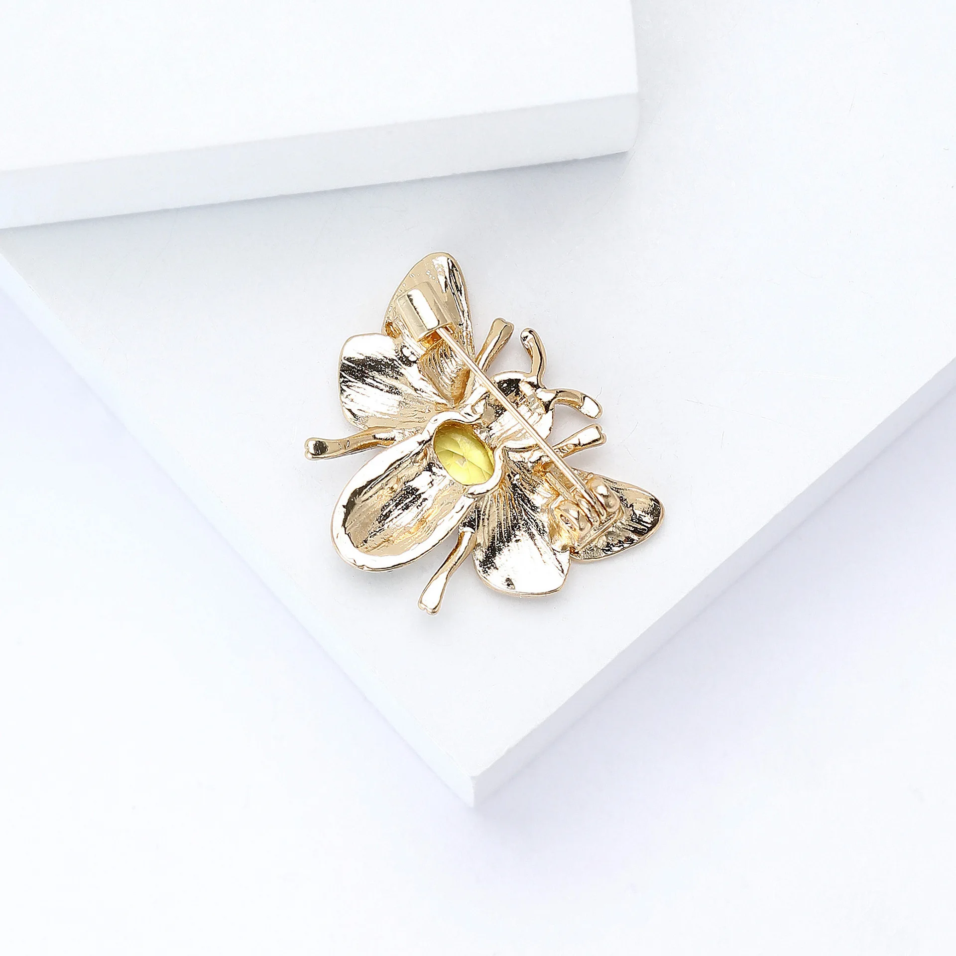 Фото Стильная брошь в виде желтой пчелы со стразами, женская унисекс, зажим для воротника костюма, булавка в виде животного, банкетный рюкзак, подарок, ювелирные аксессуары №5