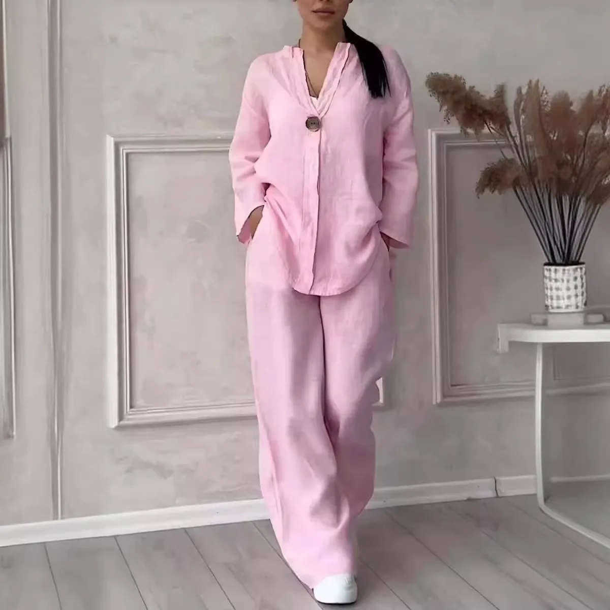 Рубашка из хлопка и льна с V-образным вырезом длинным рукавом