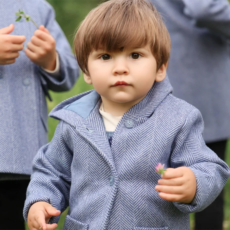 Фото Коллекция пальто Ali Co AW26 для малышей: двубортное пальто для девочек и мальчиков с отстегивающейся стеганой подкладкой. №4
