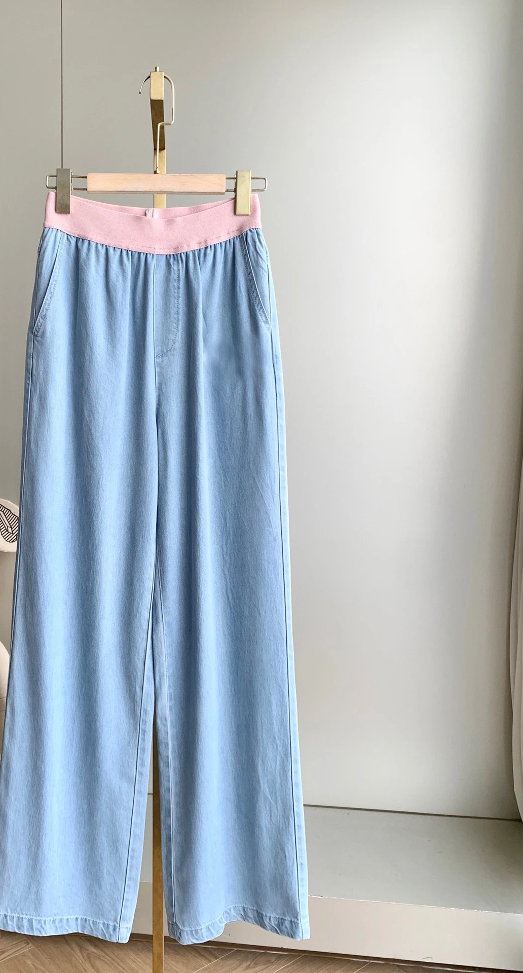 High waist wide leg jeans rich retro flavor, version of the atmosphere is visually thin and tall