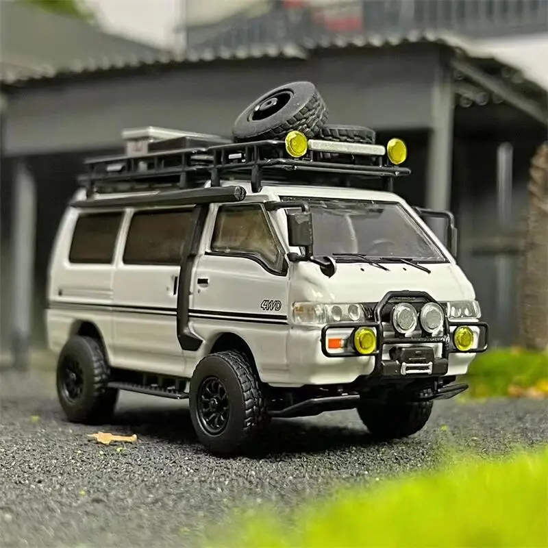 

Autobots Models 1:64 Delica Star Wagon 4x4 Off-road modified version White Die-Cast Car Model Collection Miniature