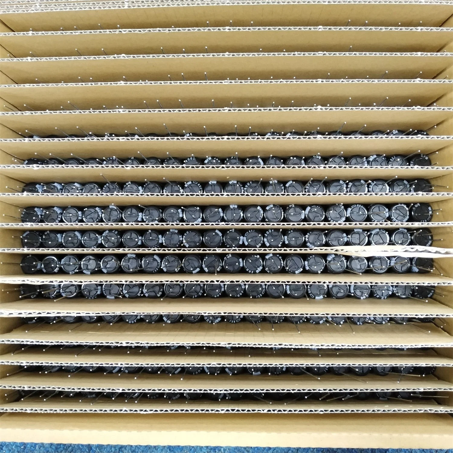 100 шт. алюминиевые электролитические конденсаторы NIPPON CHEML-CON 400V39UF