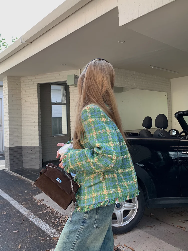 Куртка женская осенняя однобортная с длинным рукавом и круглым вырезом