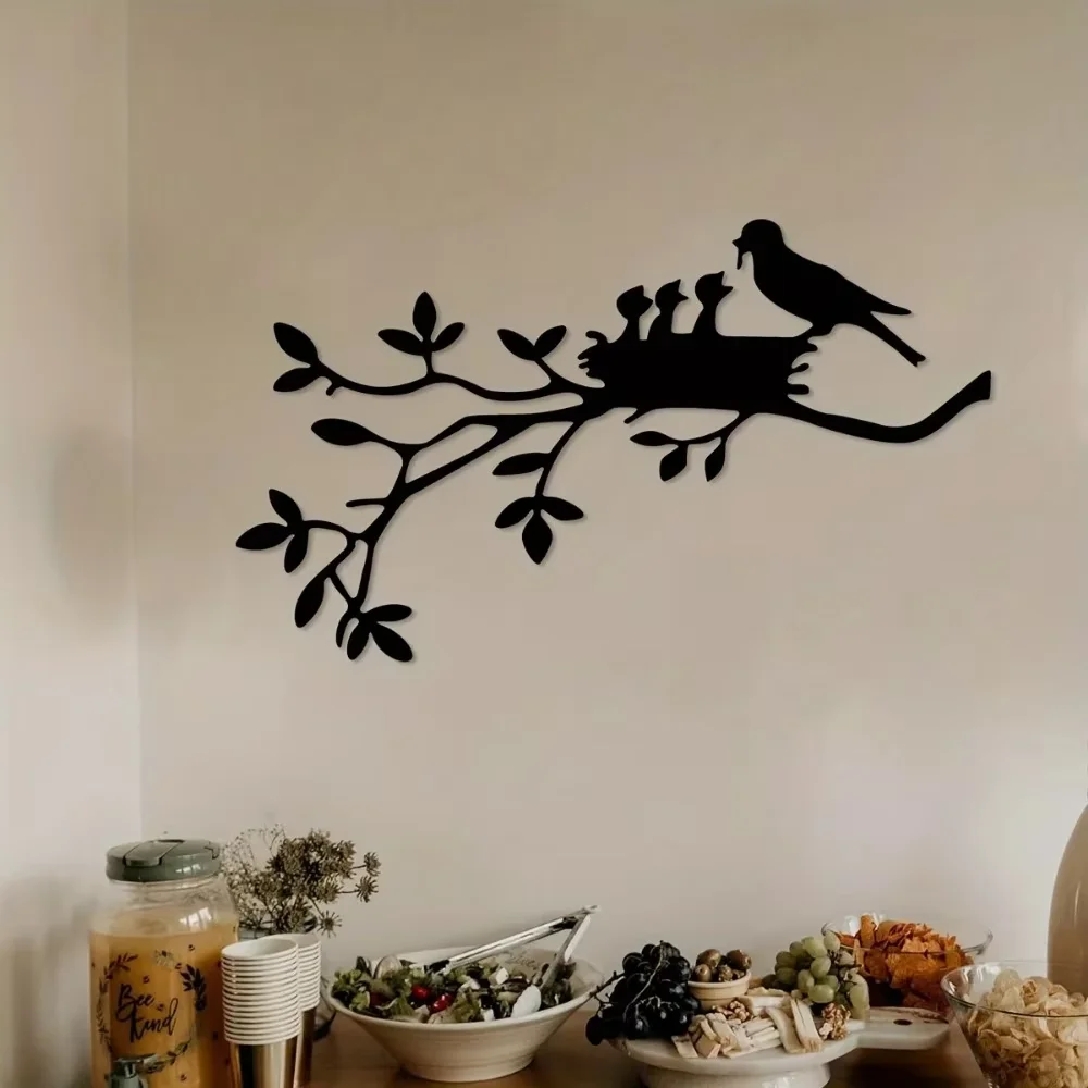 Очаровательное дерево на ветках с украшением в виде птичьего домика: прекрасный