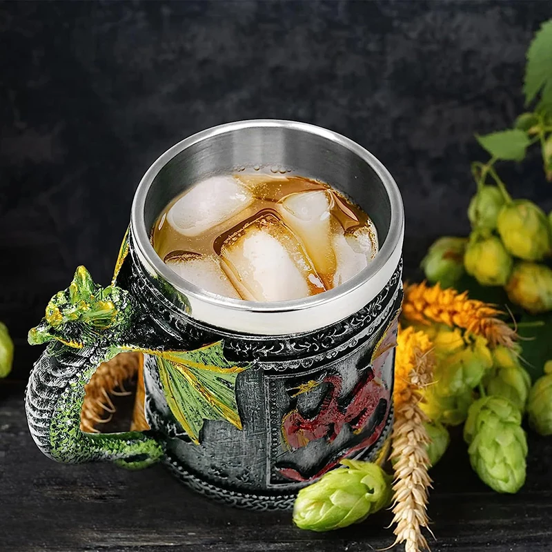 Пивная кружка в средневековом стиле с изображением ростоватого дракона