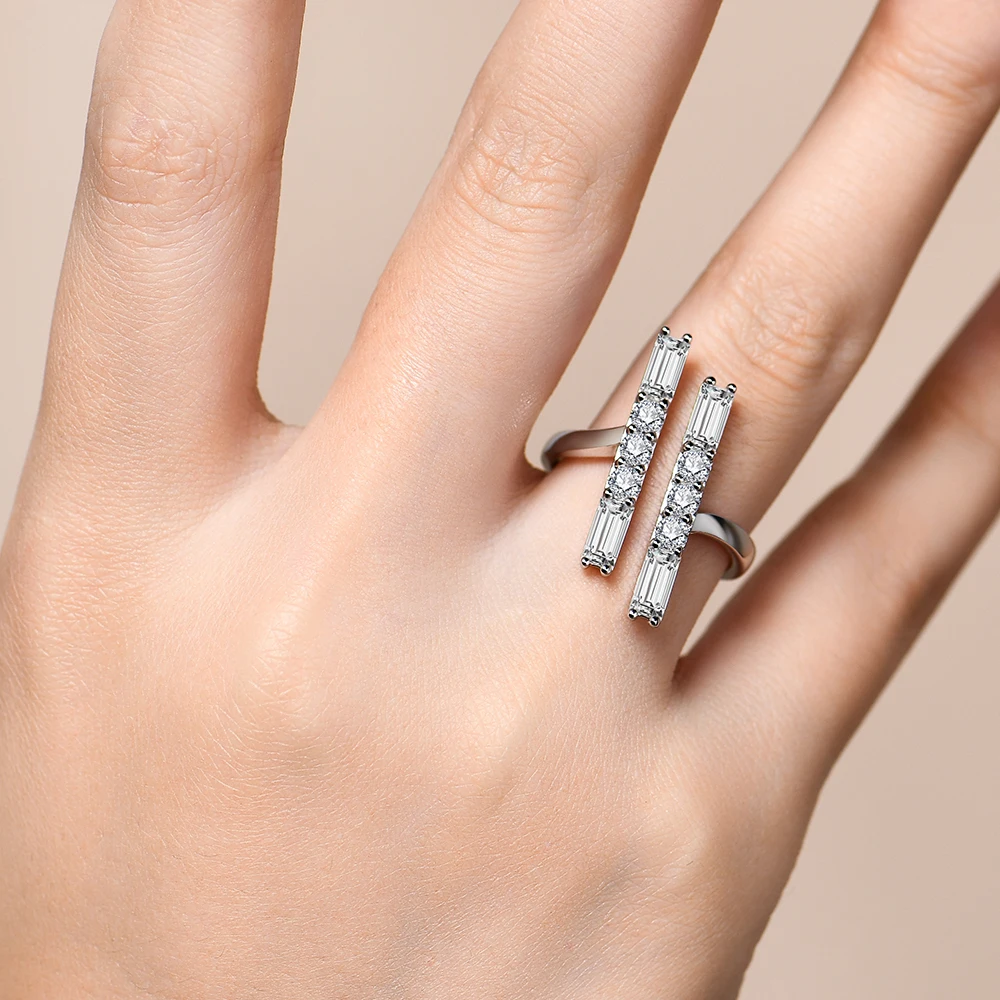 Женское кольцо с муассанитом