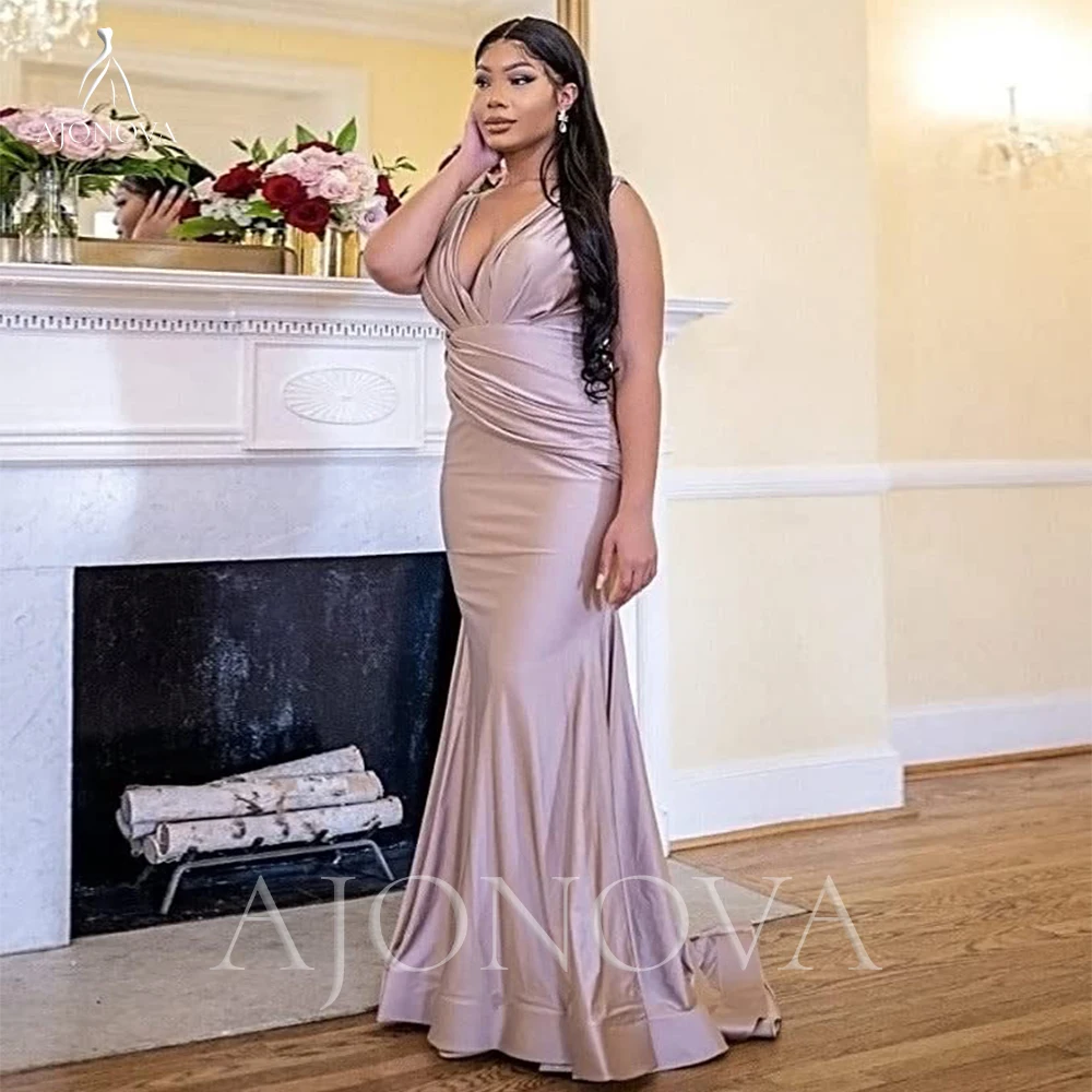 

Платье свадебное атласное с глубоким V-образным вырезом и юбкой-годе