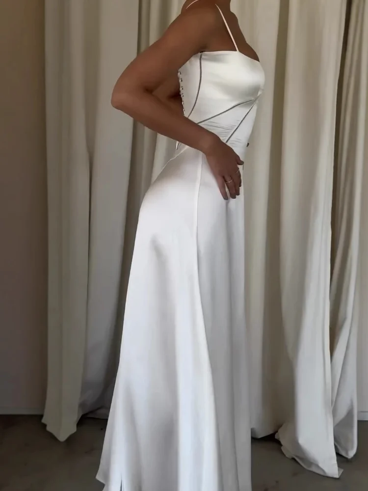 Элегантное белое атласное длинное платье с завязками на шнурке и открытой спиной