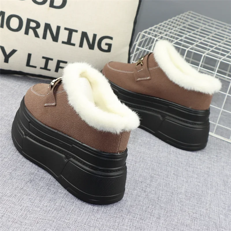 Женские зимние кроссовки без шнуровки на очень высоком каблуке 10 см